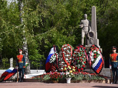 В Саратове почтили память погибших в ВОВ у монумента Воину-освободителю