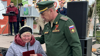 Спас десятки сослуживцев: матери погибшего героя СВО вручили орден Мужества