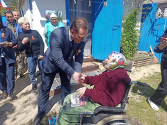 Саратовский чиновник поздравил ветеранов в ЛНР с Днем Победы