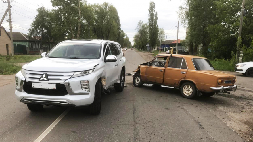 В Балашове внедорожник помял копейку: двое в больнице