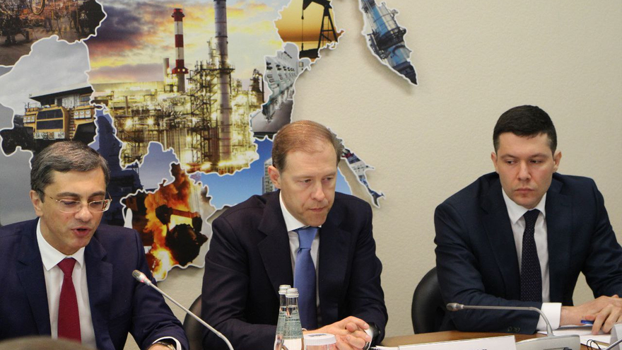Депутат Воробьев: комитет Госдумы поддержал кандидатуры Мантурова и Алиханова в Правительство