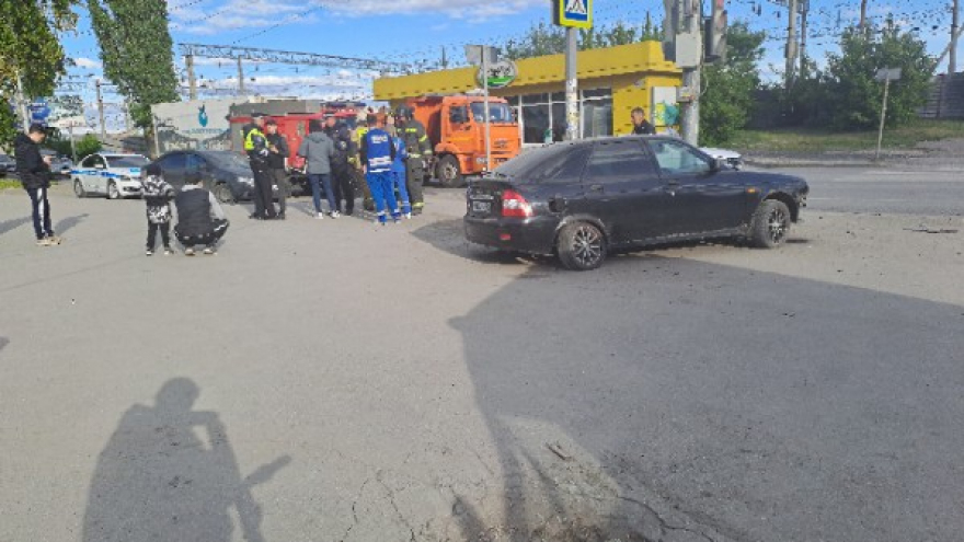 Очевидец: водитель Приоры едва не сбил пешеходов на тротуаре
