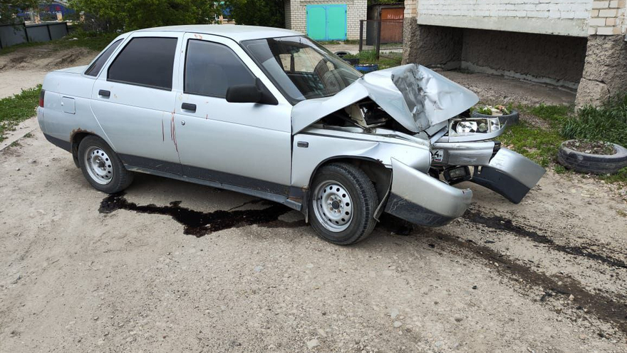 Юный водитель протаранил дом рядом с администрацией Озинок
