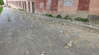 Тротуар вдоль полиграфкомбината завалили кирпичами