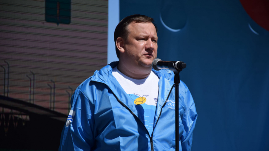 Юлия Михалкова, министры и федеральный чиновник собирали мусор на пляже под мостом