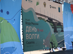 Юлия Михалкова, министры и федеральный чиновник собирали мусор на пляже под мостом
