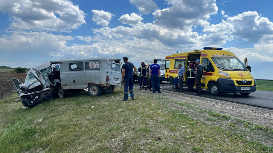 Под Саратовом в ДТП с автобусом погибла женщина