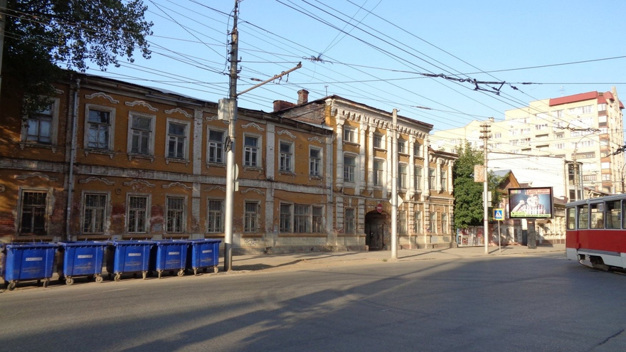 Владельца дома-памятника в центре Саратова обязали защитить здание от разрушения