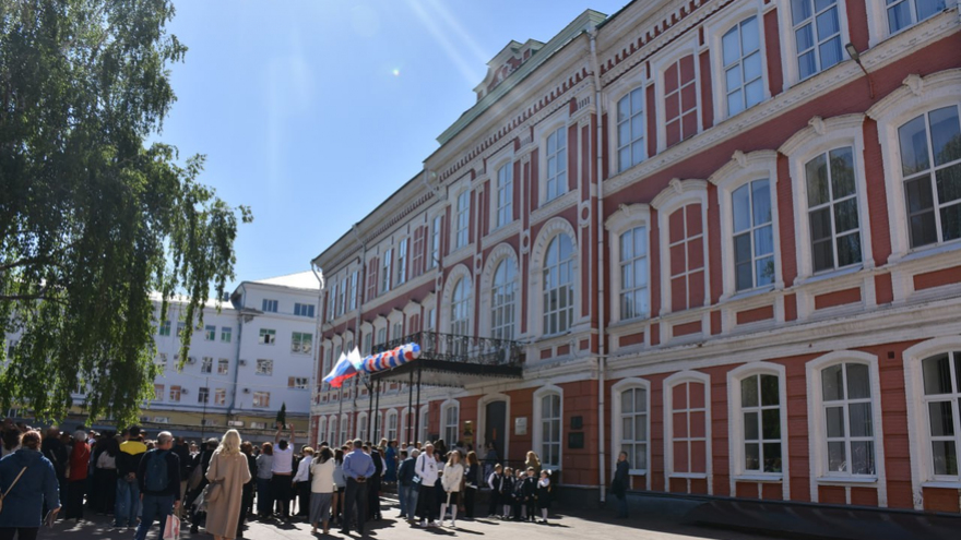 Саратовские выпускники расплакались на Последнем звонке