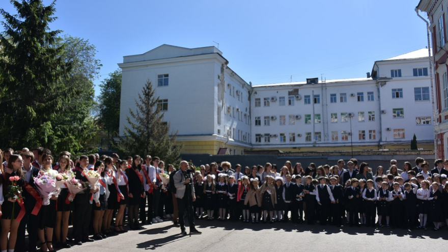 Саратовские выпускники расплакались на Последнем звонке