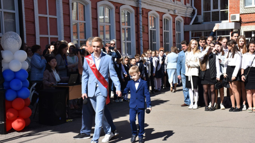 Саратовские выпускники расплакались на Последнем звонке