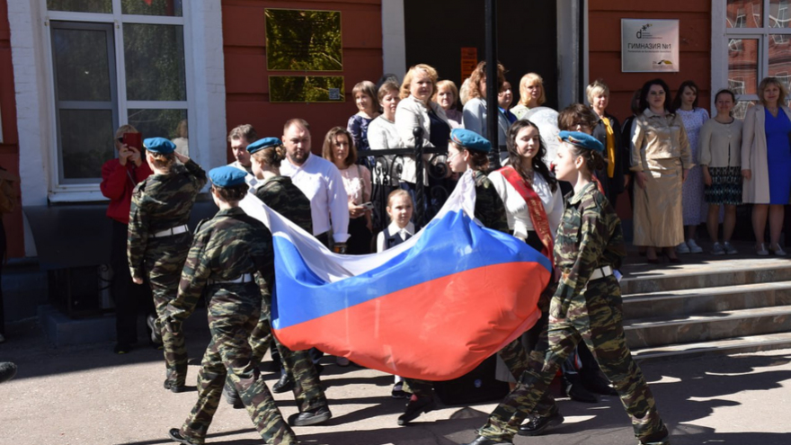 Саратовские выпускники расплакались на Последнем звонке