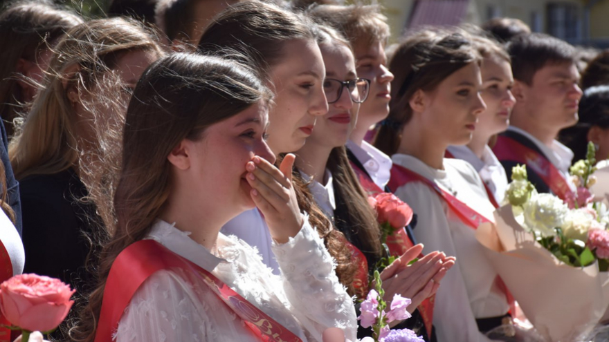 Саратовские выпускники расплакались на Последнем звонке