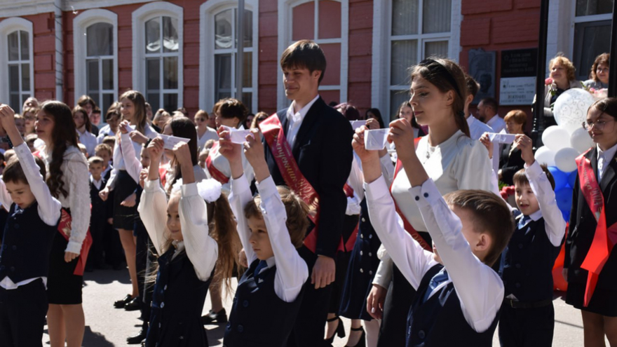 Саратовские выпускники расплакались на Последнем звонке