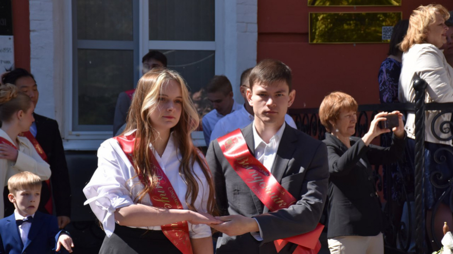 Саратовские выпускники расплакались на Последнем звонке