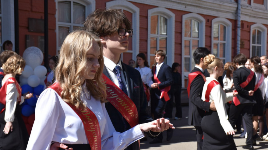 Саратовские выпускники расплакались на Последнем звонке