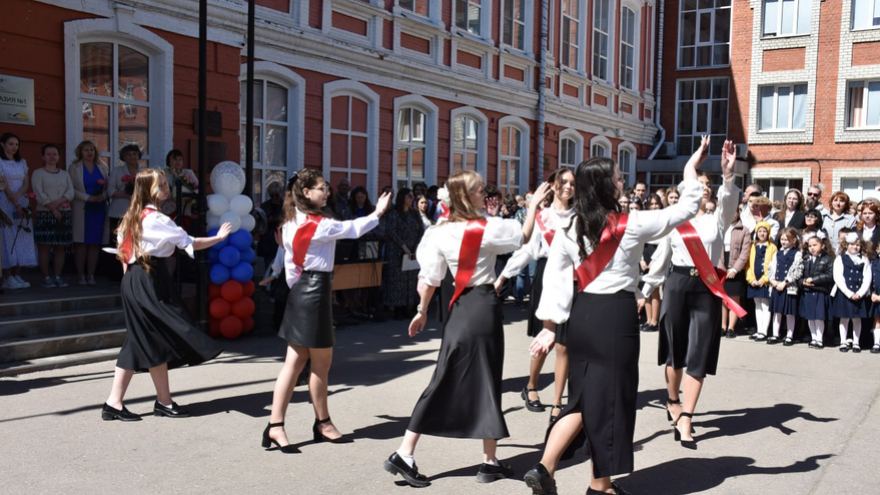 Саратовские выпускники расплакались на Последнем звонке
