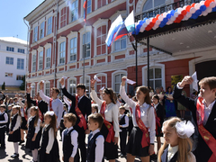 Саратовские выпускники расплакались на Последнем звонке