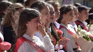 Саратовские выпускники расплакались на Последнем звонке