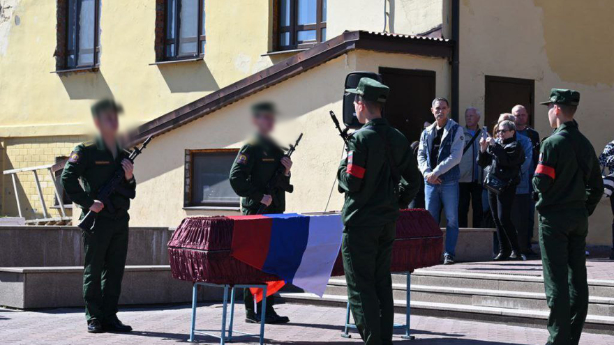 В Хвалыснке простились с военным-добровольцем Василием Златомрежевым