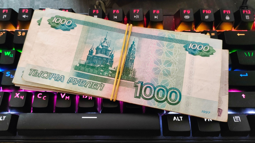 Молодой человек забрал деньги у обманутого пенсионера и купил себе пауэрбанк