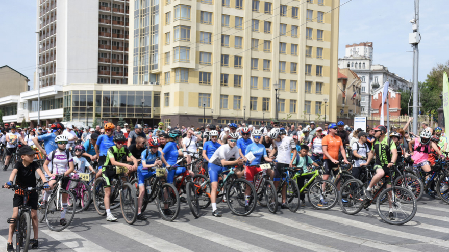 В Саратове 500 велосипедистов устроили гонку