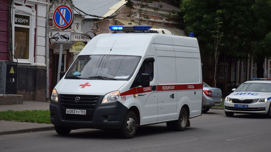 В Саратове женщина упала с пятого этажа на автомобиль