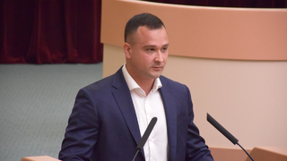 Председатель Саратовской областной думы отчитал чиновника за отсутствие галстука