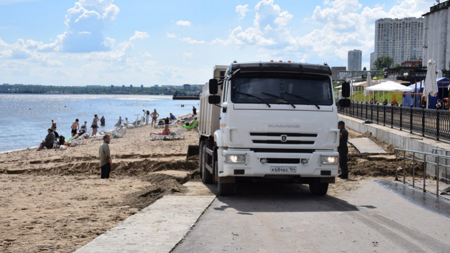 На саратовской набережной горожанам подпортили отдых КамАЗом