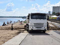 На саратовской набережной горожанам подпортили отдых КамАЗом