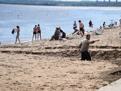 На саратовской набережной горожанам подпортили отдых КамАЗом
