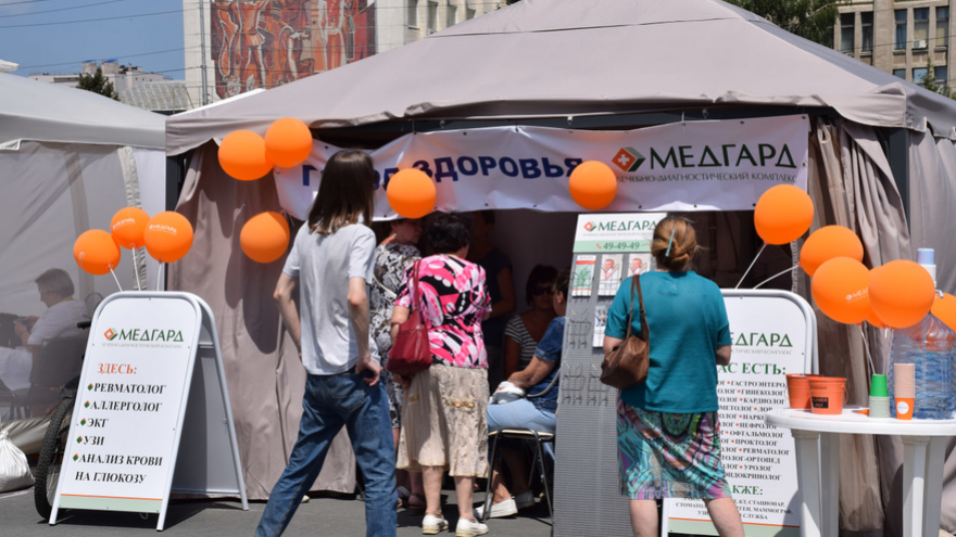 В жару, зато бесплатно: саратовцы стояли в очередях к врачам на Театральной площади