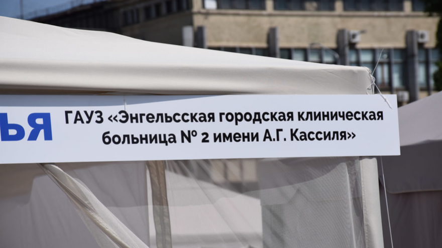В жару, зато бесплатно: саратовцы стояли в очередях к врачам на Театральной площади