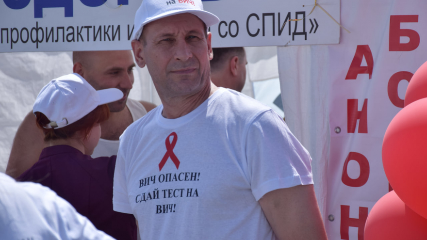 В жару, зато бесплатно: саратовцы стояли в очередях к врачам на Театральной площади