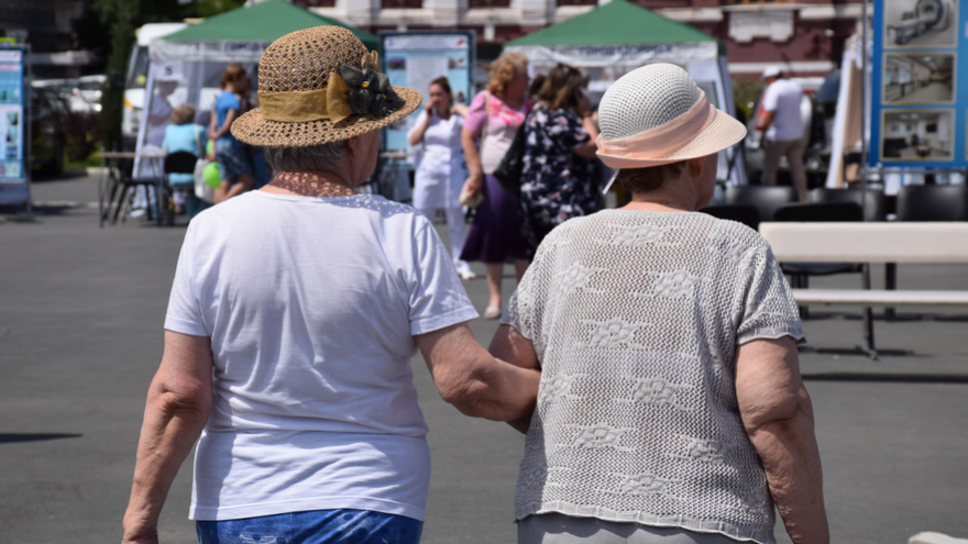 В жару, зато бесплатно: саратовцы стояли в очередях к врачам на Театральной площади