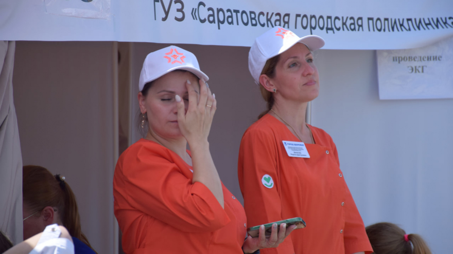 В жару, зато бесплатно: саратовцы стояли в очередях к врачам на Театральной площади