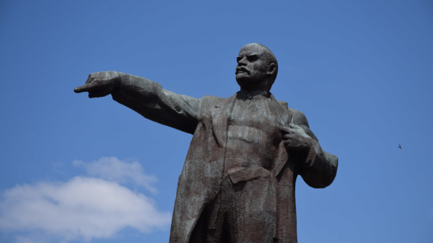 В жару, зато бесплатно: саратовцы стояли в очередях к врачам на Театральной площади
