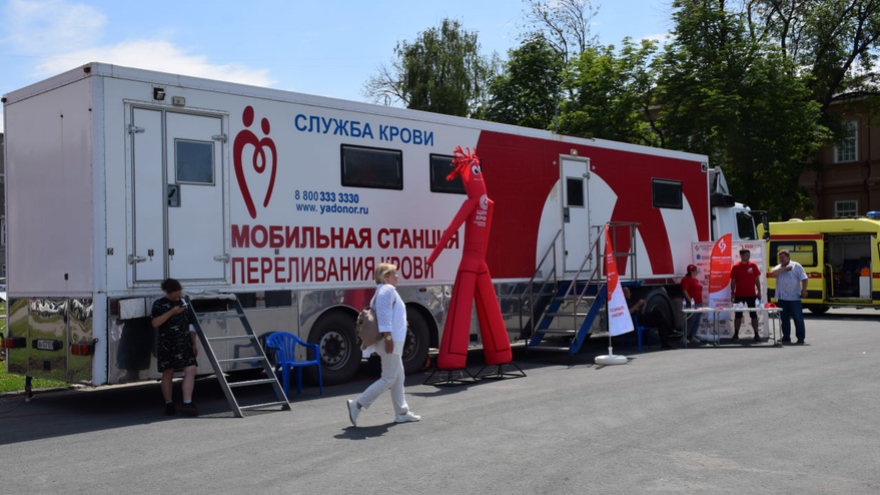 В жару, зато бесплатно: саратовцы стояли в очередях к врачам на Театральной площади
