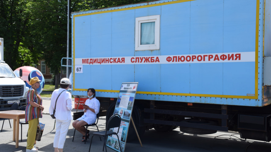 В жару, зато бесплатно: саратовцы стояли в очередях к врачам на Театральной площади