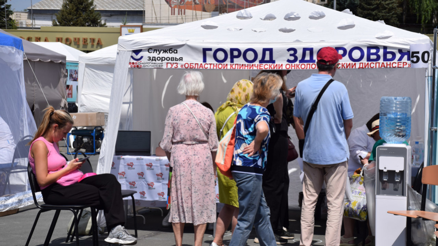 В жару, зато бесплатно: саратовцы стояли в очередях к врачам на Театральной площади