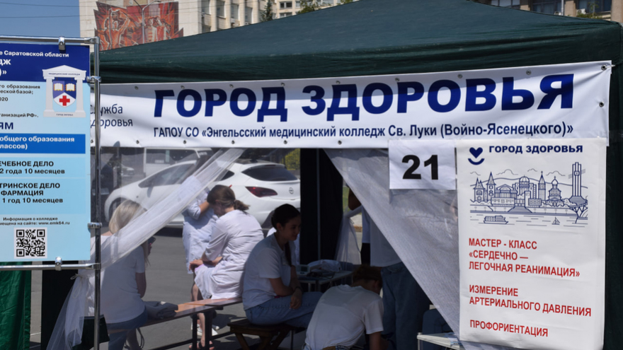 В жару, зато бесплатно: саратовцы стояли в очередях к врачам на Театральной площади