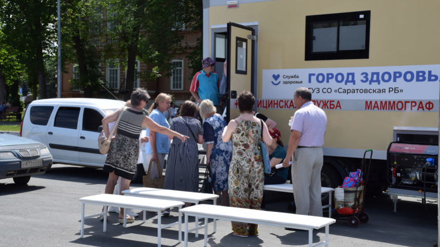 В жару, зато бесплатно: саратовцы стояли в очередях к врачам на Театральной площади