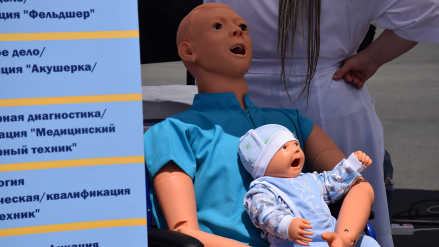 В жару, зато бесплатно: саратовцы стояли в очередях к врачам на Театральной площади