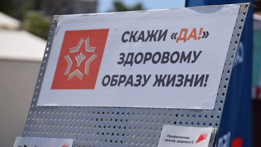 В жару, зато бесплатно: саратовцы стояли в очередях к врачам на Театральной площади