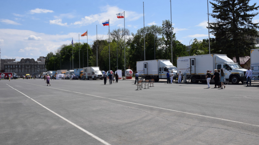 В жару, зато бесплатно: саратовцы стояли в очередях к врачам на Театральной площади