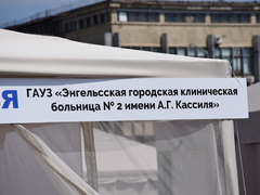 В жару, зато бесплатно: саратовцы стояли в очередях к врачам на Театральной площади