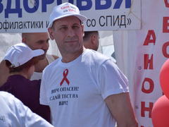 В жару, зато бесплатно: саратовцы стояли в очередях к врачам на Театральной площади