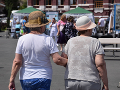 В жару, зато бесплатно: саратовцы стояли в очередях к врачам на Театральной площади
