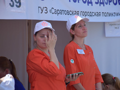 В жару, зато бесплатно: саратовцы стояли в очередях к врачам на Театральной площади