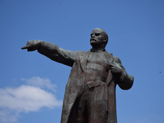 В жару, зато бесплатно: саратовцы стояли в очередях к врачам на Театральной площади